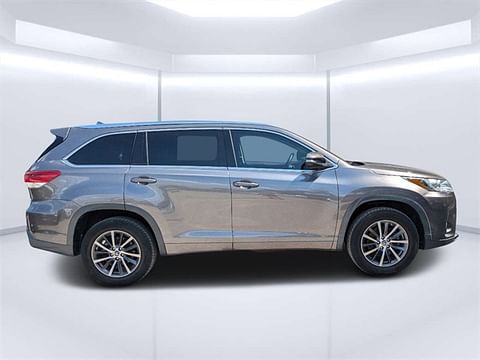 1 image of 2017 Toyota Highlander XLE