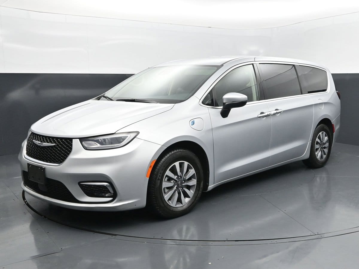 2023 Chrysler Pacifica Hybrid Touring L Hybrid's photo
