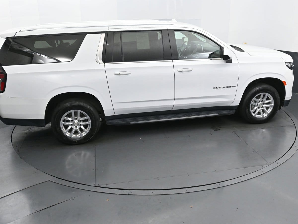 2024 Chevrolet Suburban LT - Photo 32