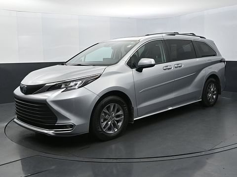 1 image of 2022 Toyota Sienna XLE