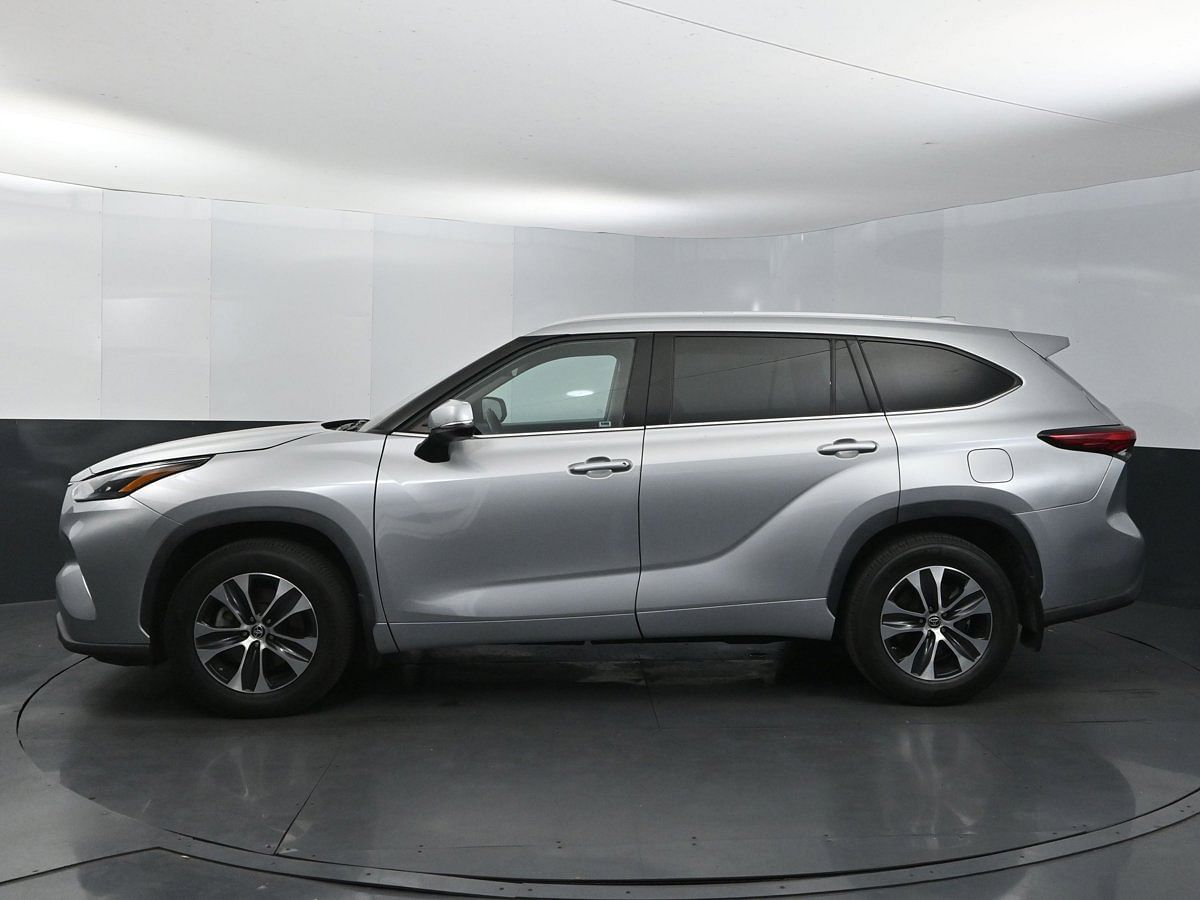 Used 2022 Toyota Highlander XLE with VIN 5TDHZRAHXNS101455 for sale in Scottsboro, AL