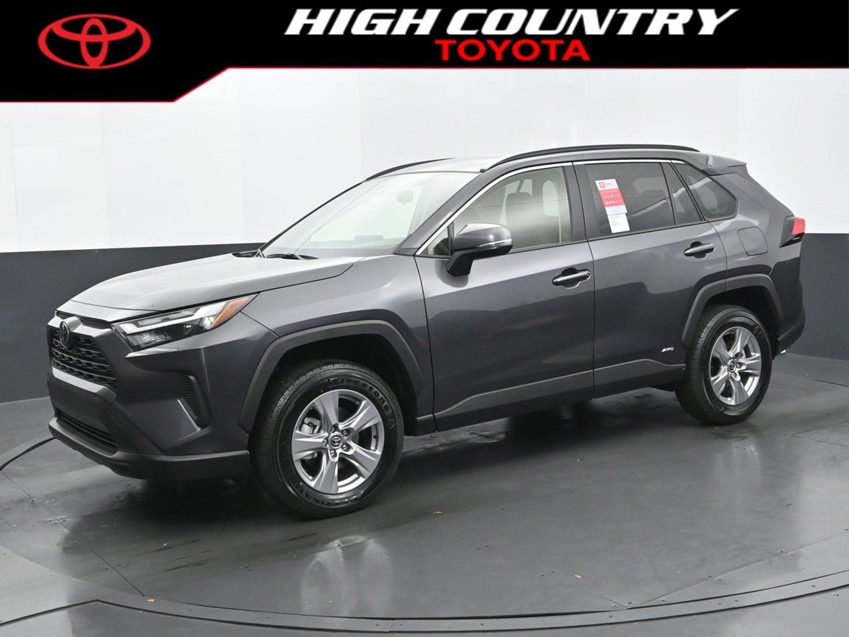 2025 Toyota RAV4 XLE's photo