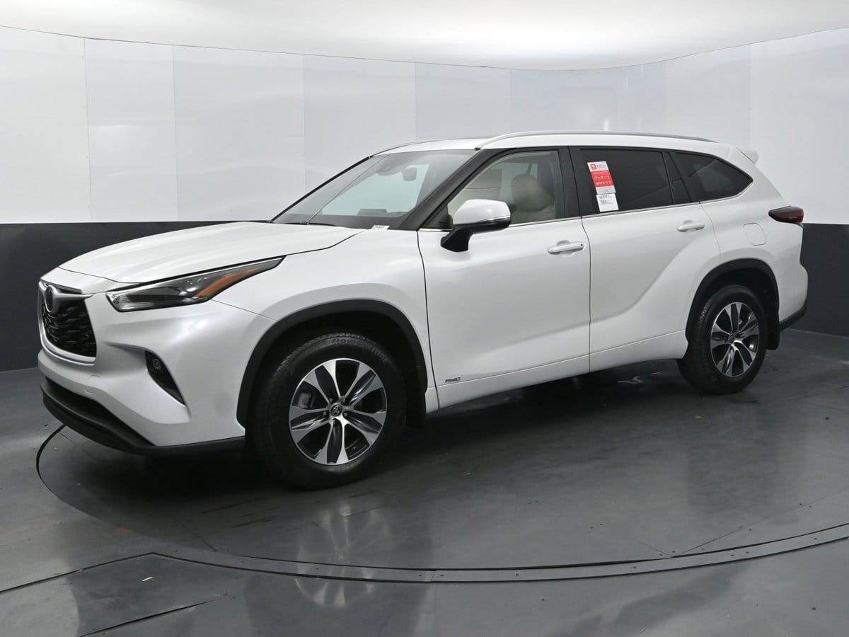 2025 Toyota Highlander XLE's photo