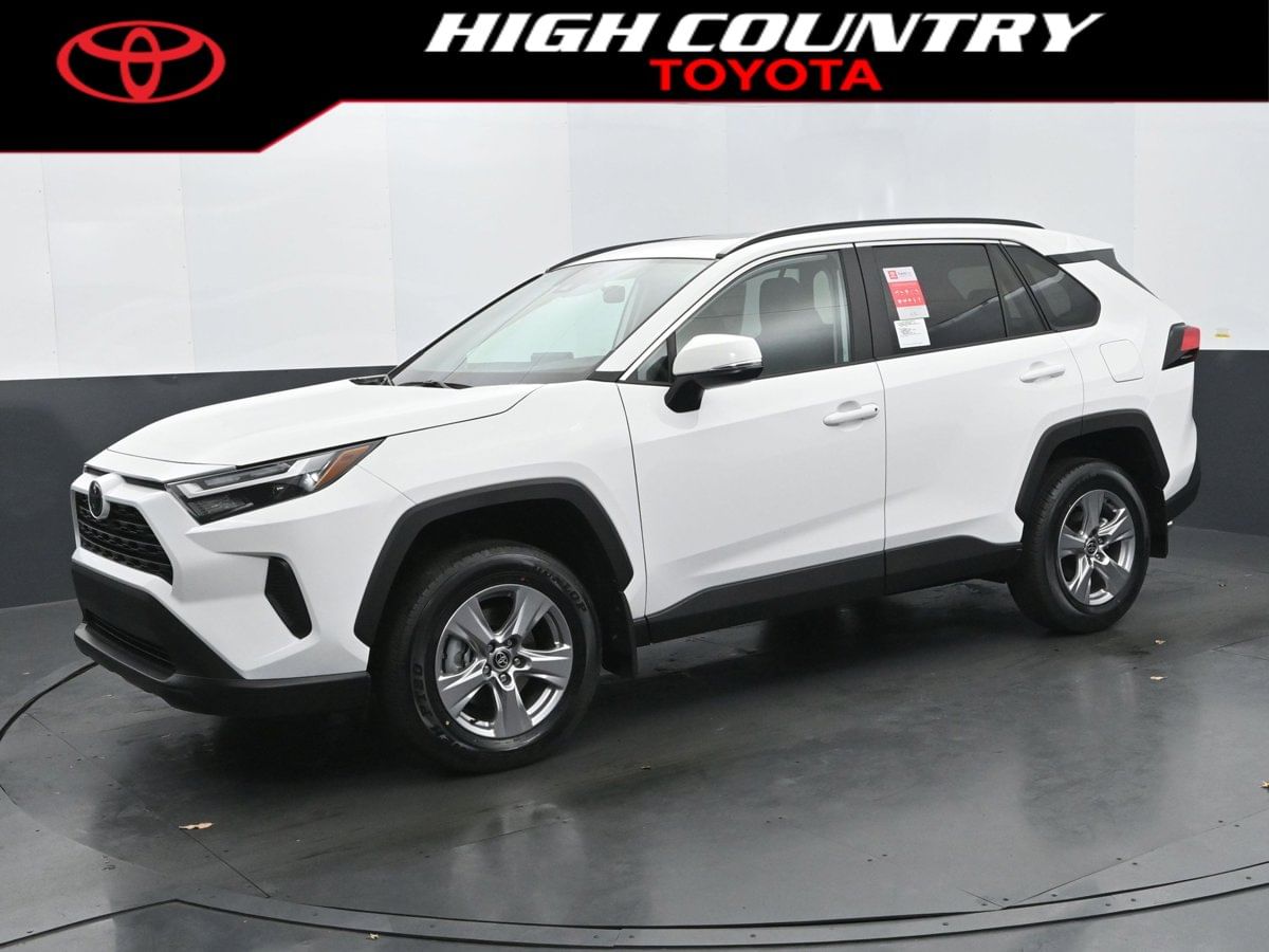 2025 Toyota RAV4 XLE's photo