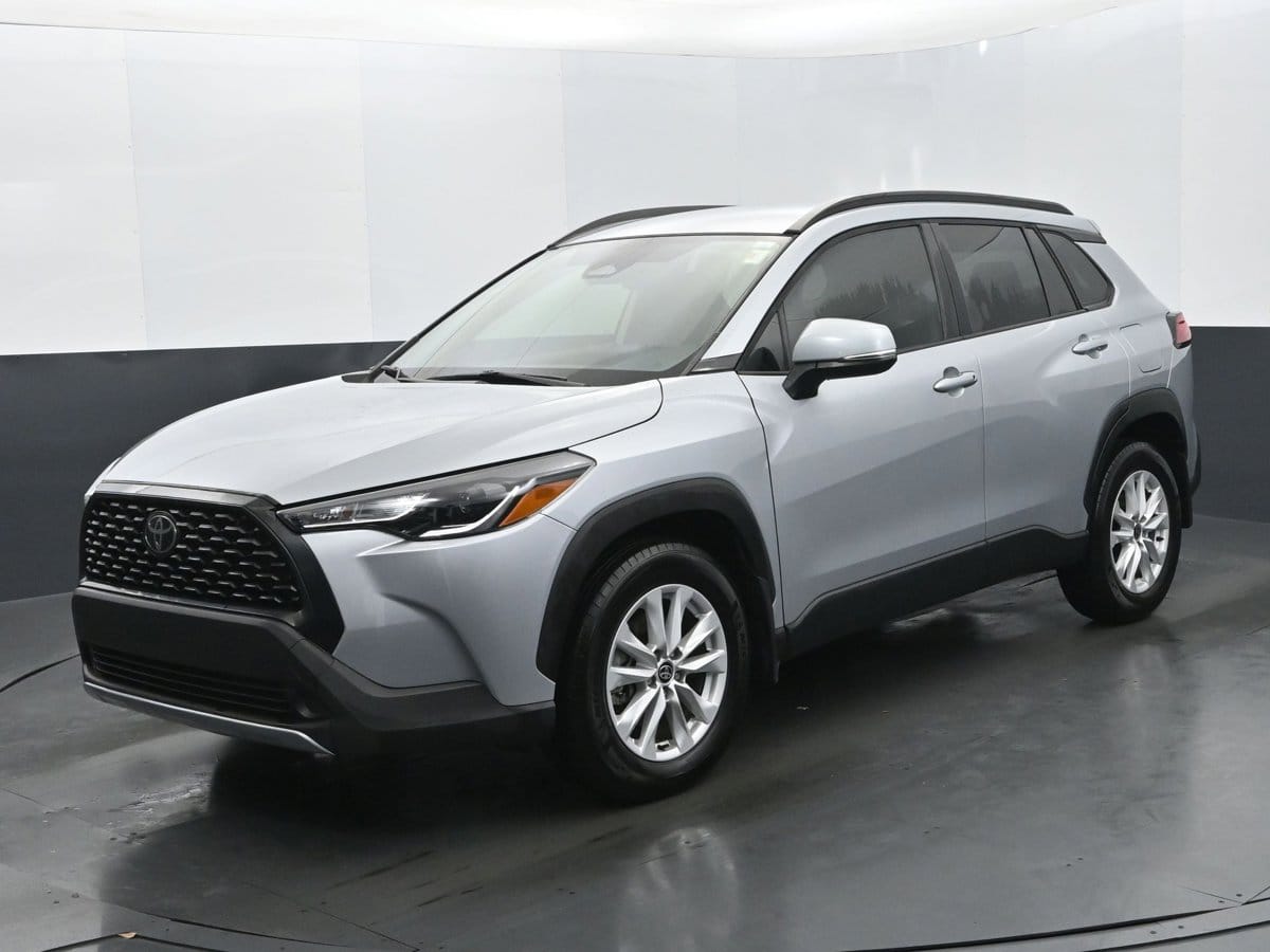 2024 Toyota Corolla Cross LE's photo