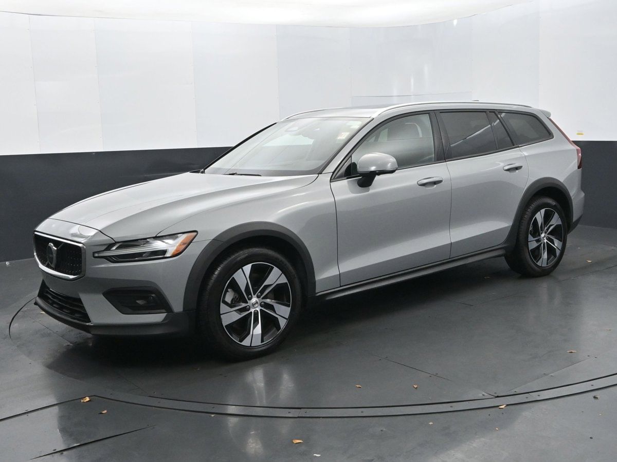 2025 Volvo V60 Cross Country Plus's photo