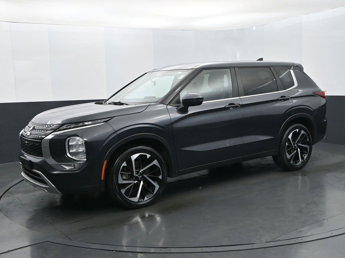 2024 Mitsubishi Outlander SE's photo