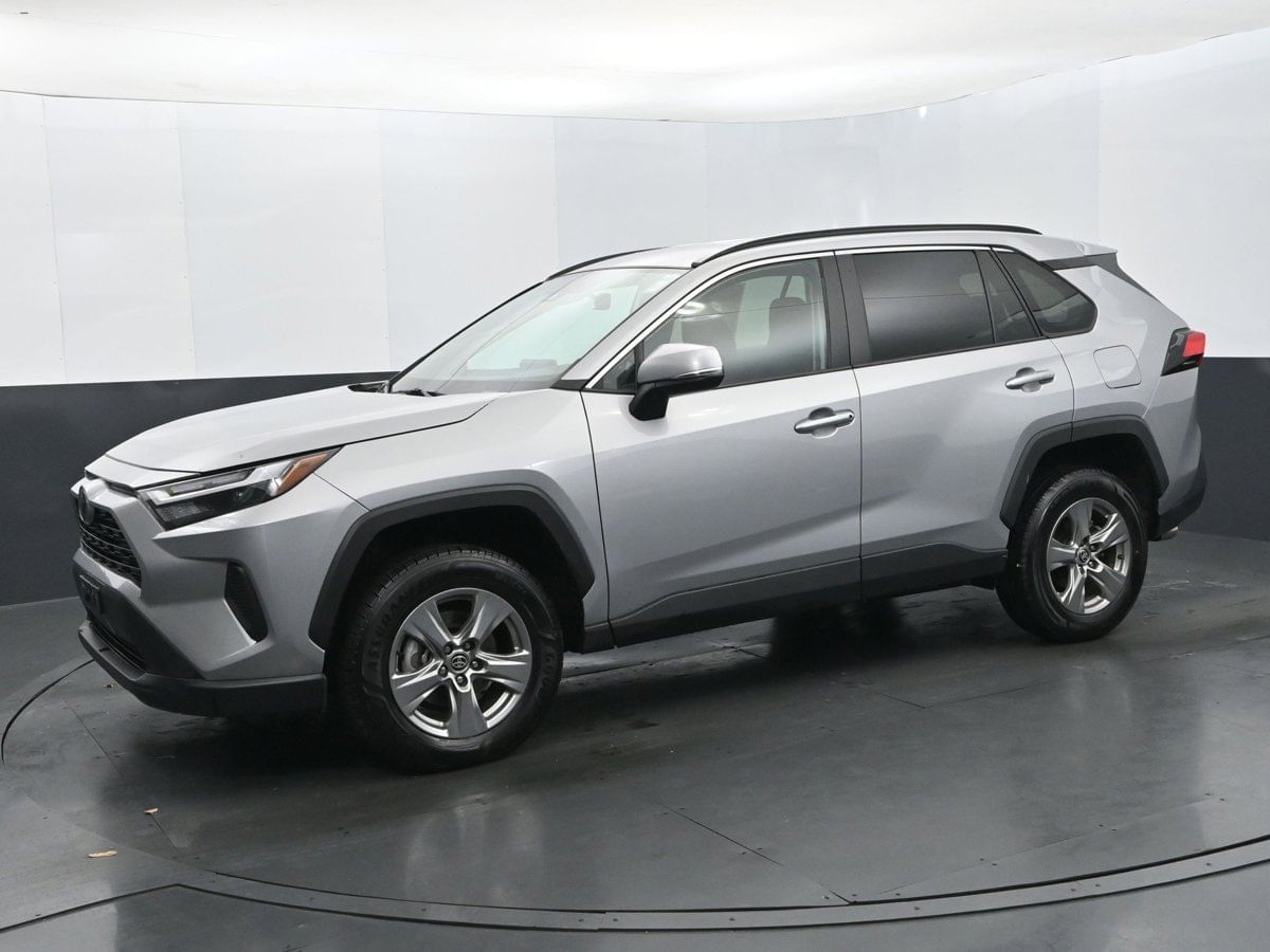 2024 Toyota RAV4 XLE's photo
