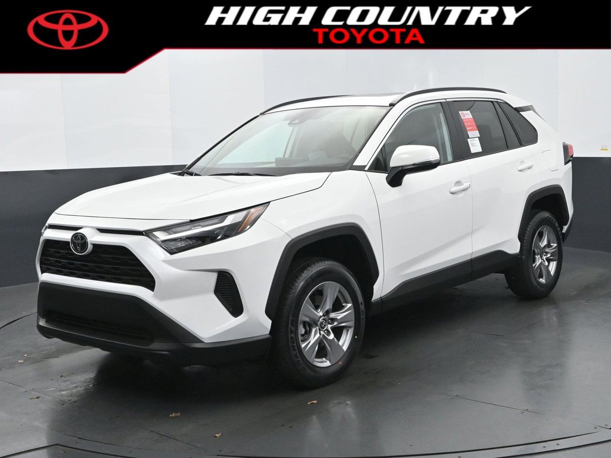 2025 Toyota RAV4 XLE's photo