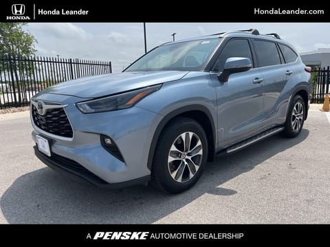 1 image of 2022 Toyota Highlander XLE