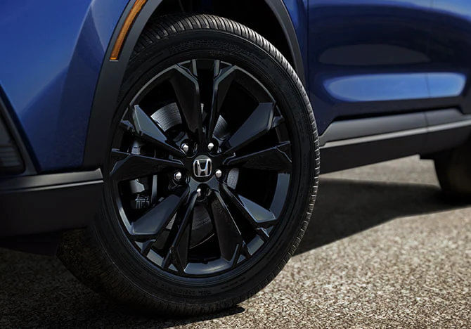 Used Honda CR-V gloss-black alloy wheel close-up