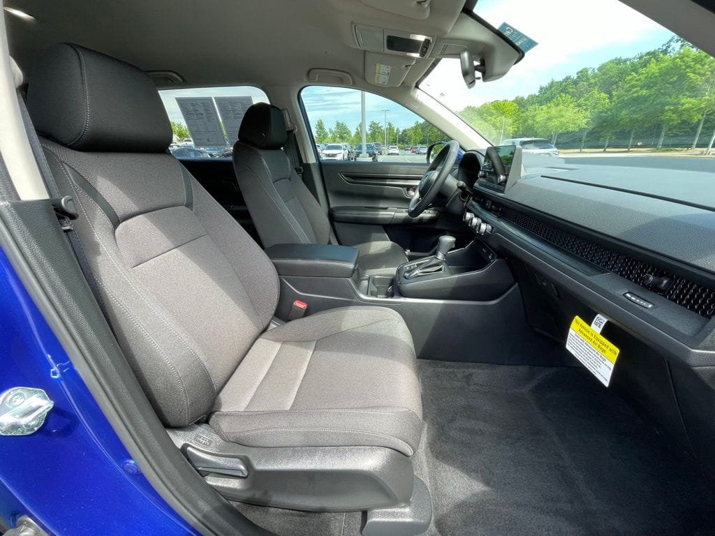 2025 Honda CR-V LX - Photo 32