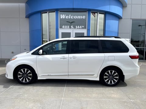 1 image of 2019 Toyota Sienna Limited