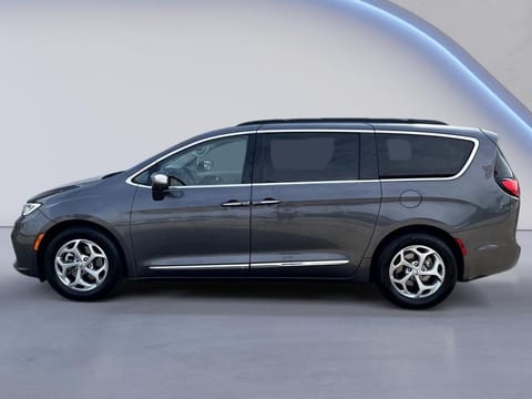 1 image of 2022 Chrysler Pacifica Limited