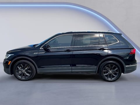 1 image of 2024 Volkswagen Tiguan SE