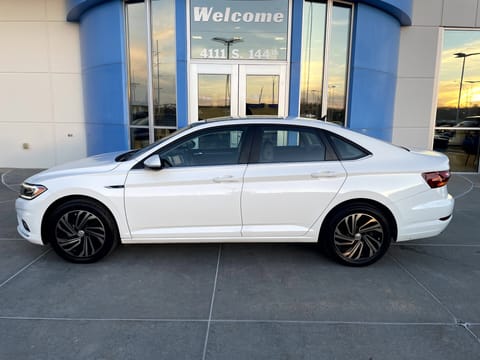 1 image of 2019 Volkswagen Jetta SEL Premium