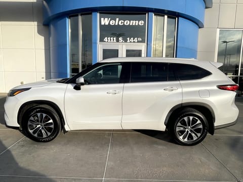 1 image of 2022 Toyota Highlander XLE