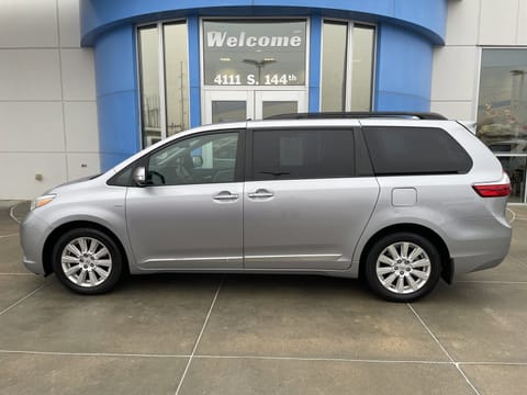 1 image of 2017 Toyota Sienna XLE