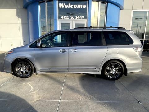 1 image of 2017 Toyota Sienna SE