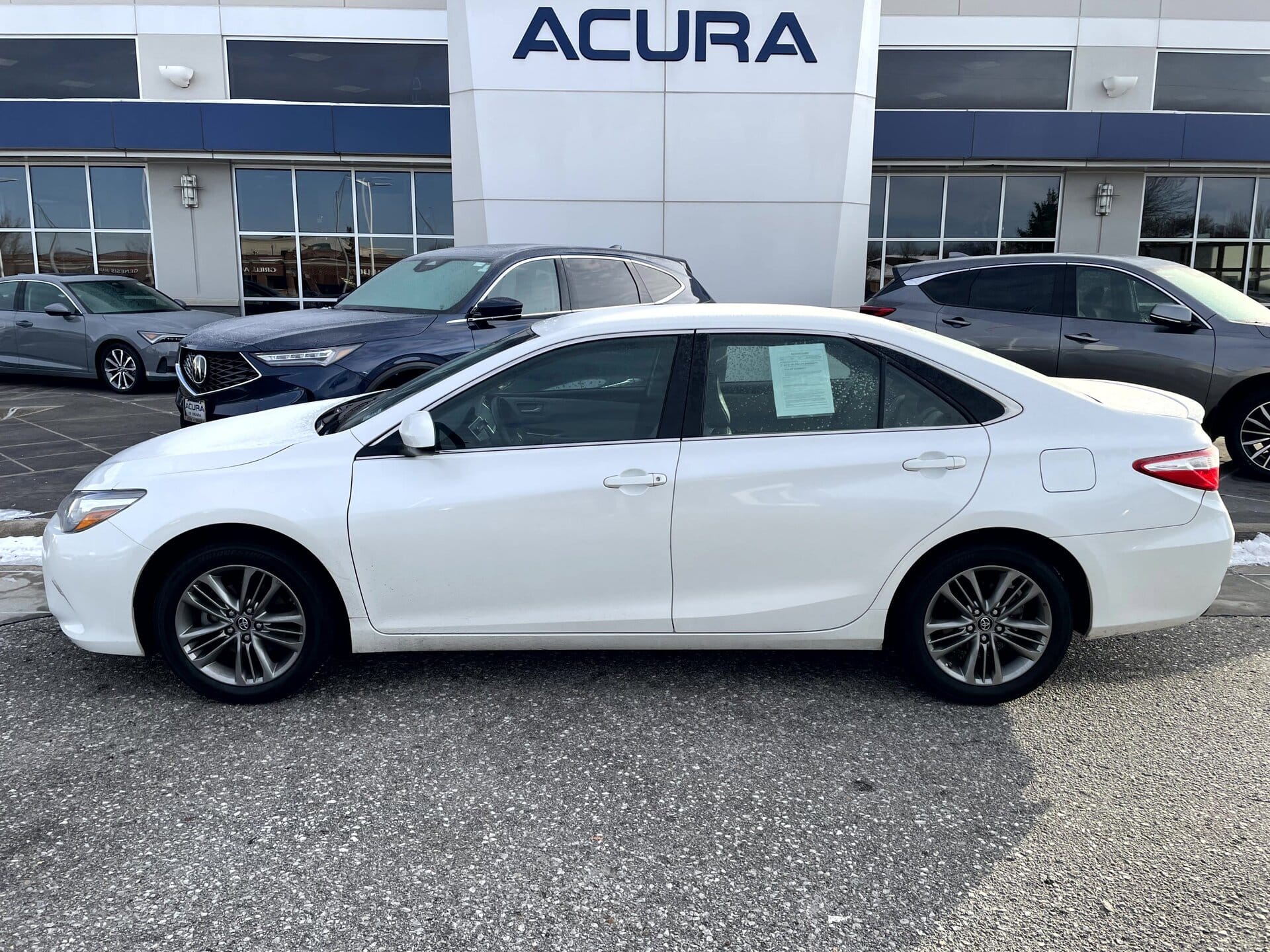 2017 Toyota Camry SE's photo