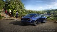 Se muestra el modelo Hybrid Touring en Canyon River Blue Metallic