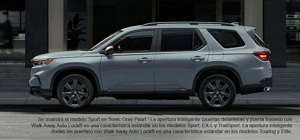 2023 Honda Pilot Sport se muestra en Sonic Gray Pearl con barras transversales de accesorios de pie junto al edificio