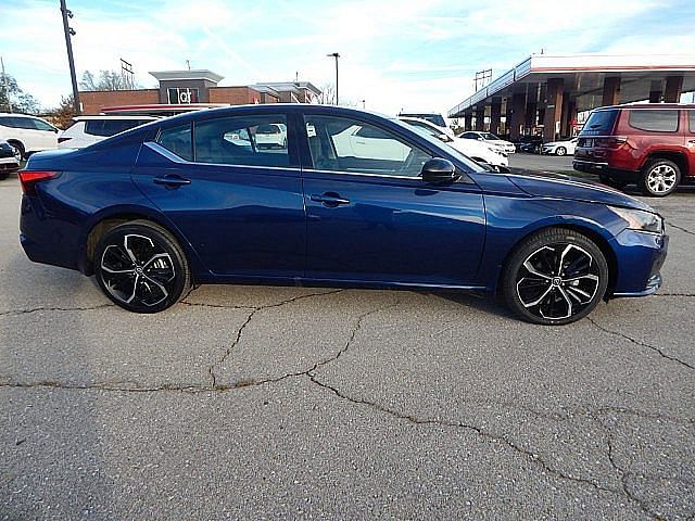 Used 2023 Nissan Altima SR with VIN 1N4BL4CW3PN361135 for sale in Kansas City