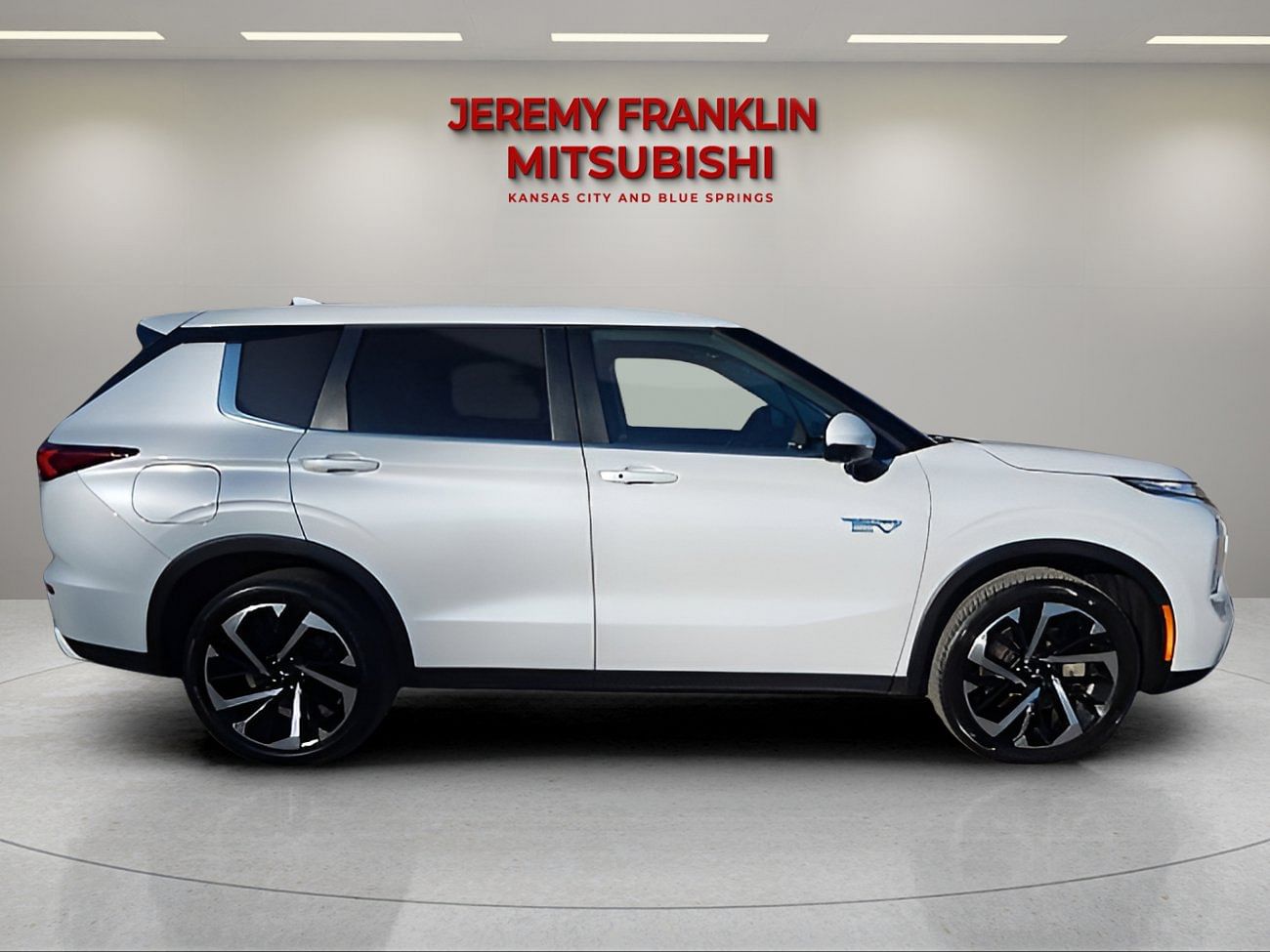 Used 2023 Mitsubishi Outlander Plug-In Hybrid SE with VIN JA4T5UA90PZ063005 for sale in Kansas City