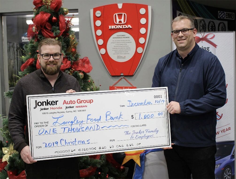 Jonkers staff with 2019 Christmas big check