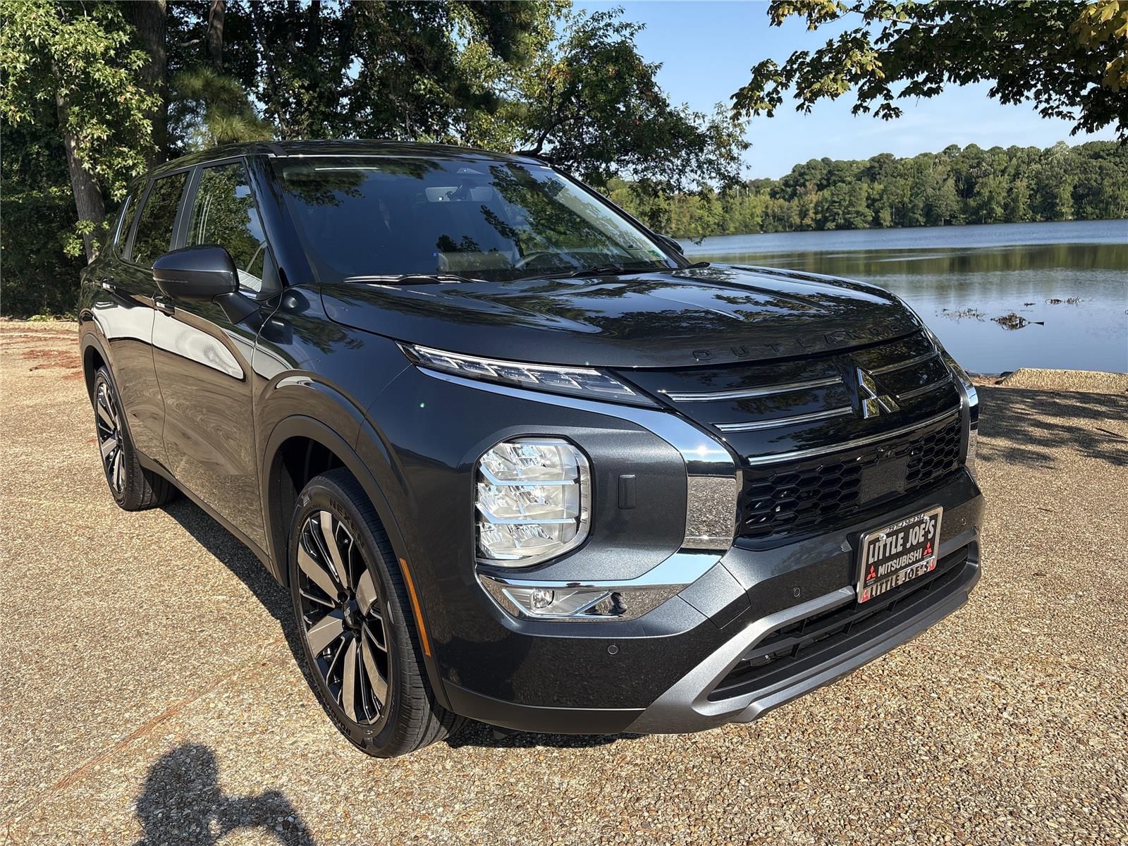 2025 Mitsubishi Outlander SE's photo