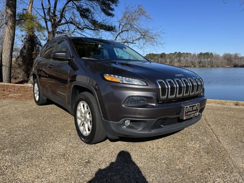 1 image of 2016 Jeep Cherokee Latitude