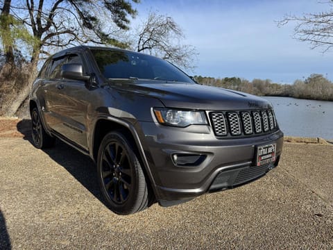 1 image of 2019 Jeep Grand Cherokee Altitude