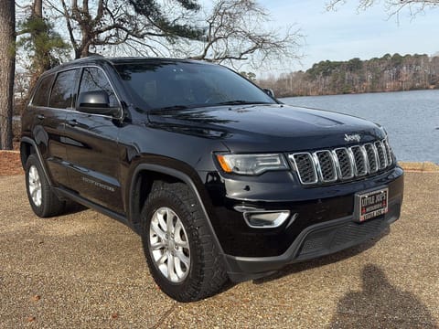 1 image of 2021 Jeep Grand Cherokee Laredo E