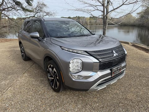 1 image of 2022 Mitsubishi Outlander SE