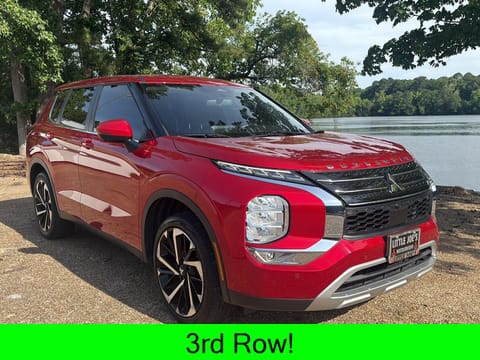 1 image of 2022 Mitsubishi Outlander SE