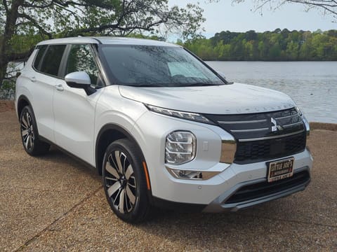 1 image of 2026 Mitsubishi Outlander SE