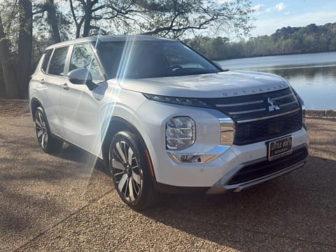 1 image of 2026 Mitsubishi Outlander SE