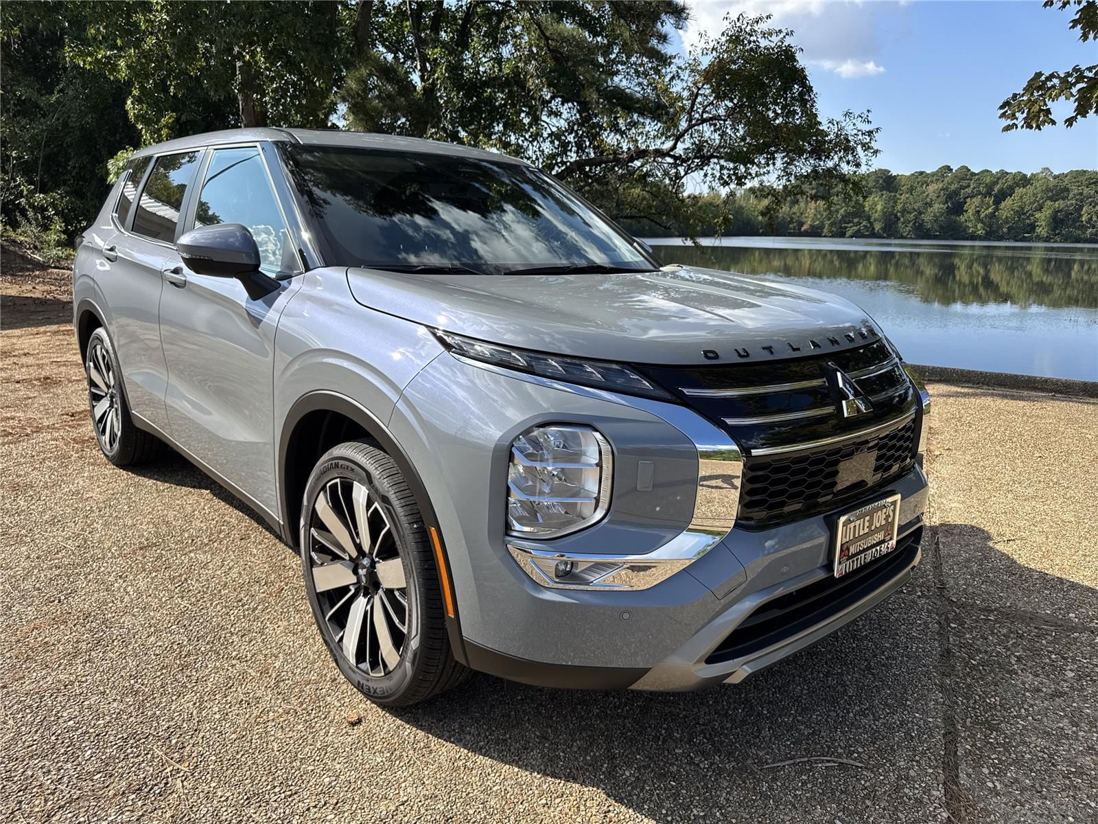 2025 Mitsubishi Outlander SE's photo