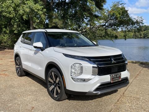 1 image of 2025 Mitsubishi Outlander SE