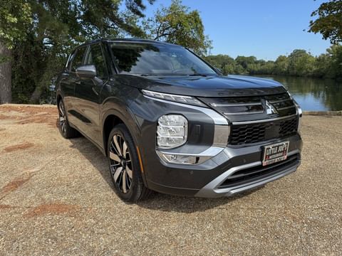 1 image of 2025 Mitsubishi Outlander SE
