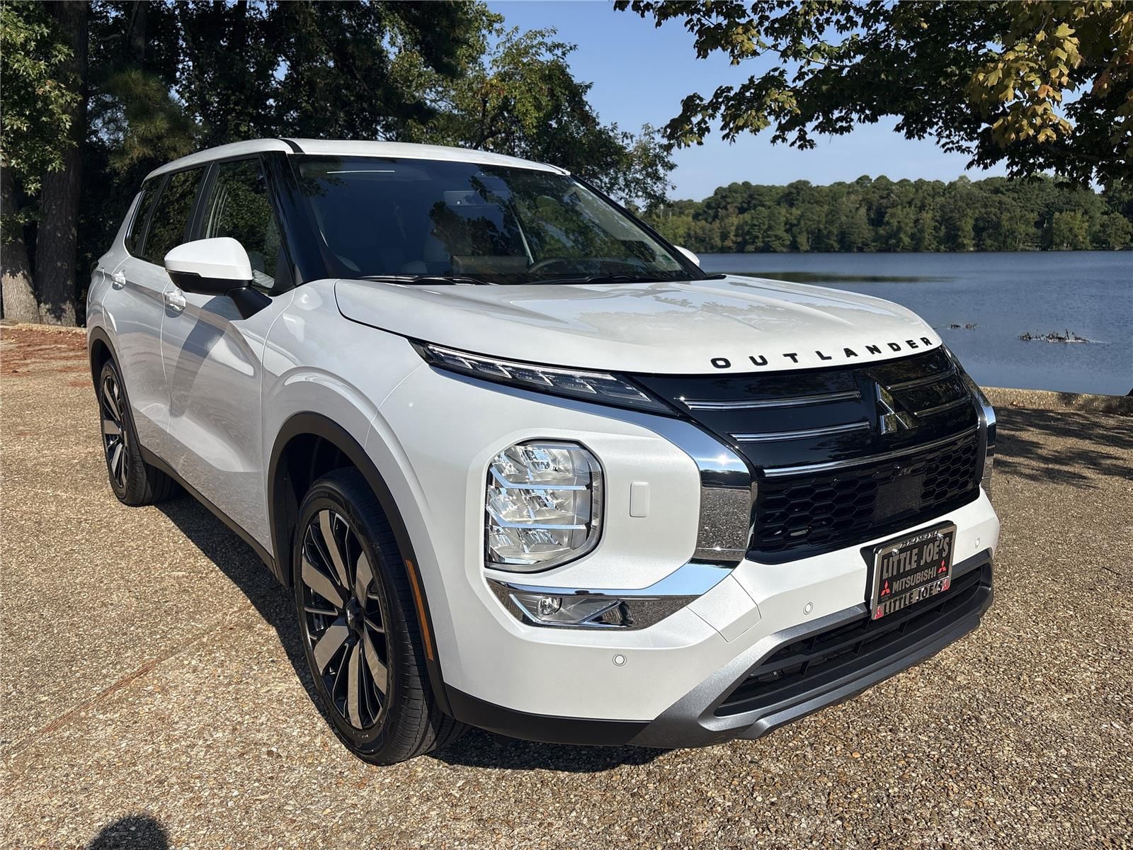 2025 Mitsubishi Outlander SE's photo