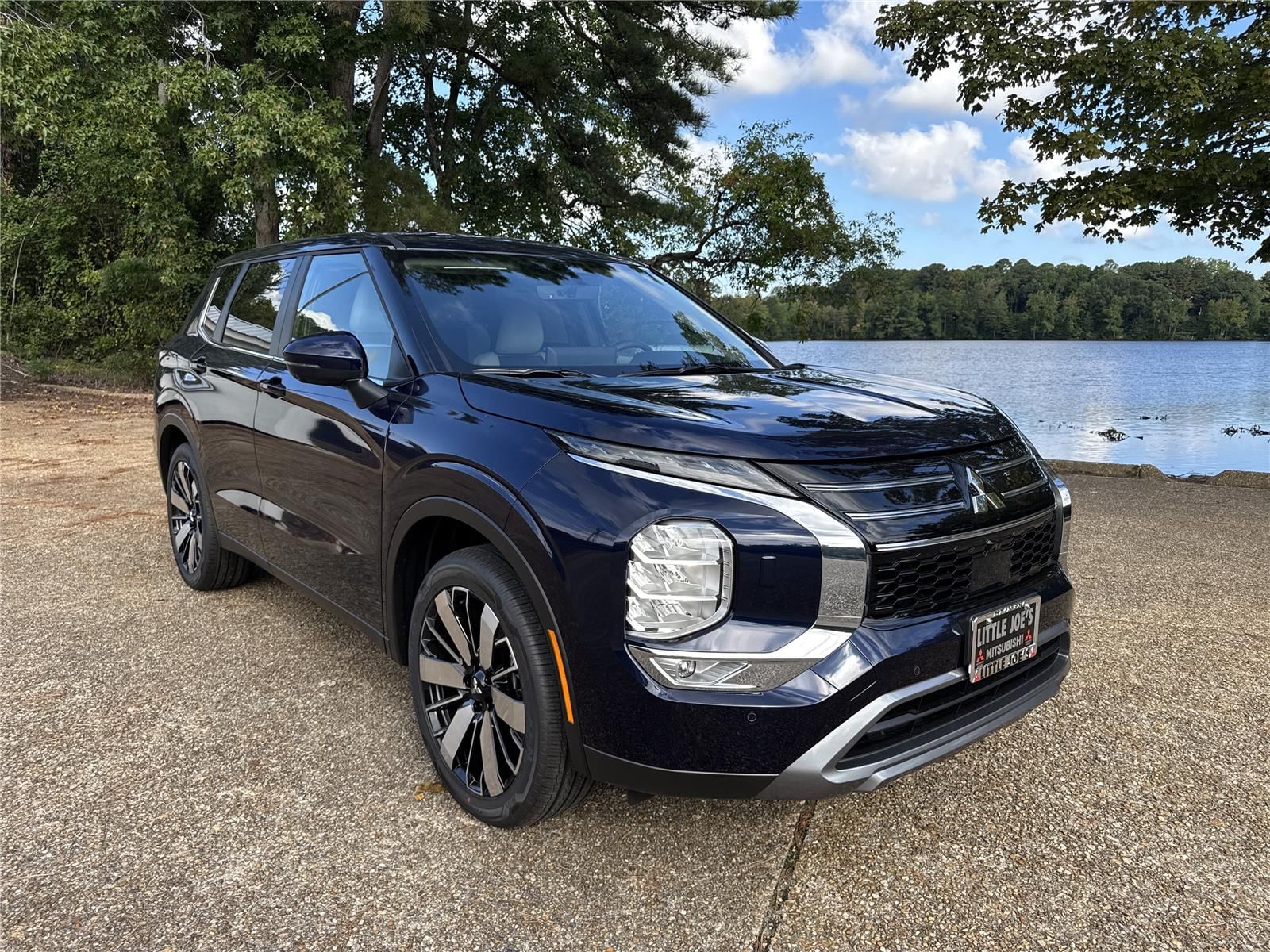 2025 Mitsubishi Outlander SE's photo