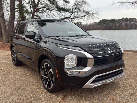 1 image of 2022 Mitsubishi Outlander SE