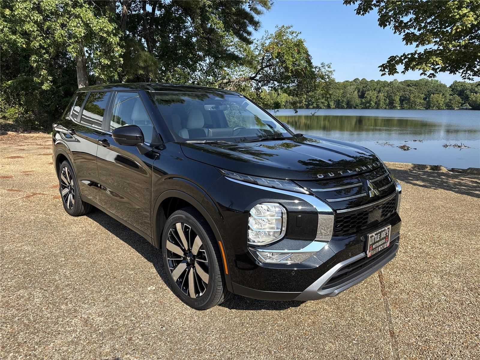 2025 Mitsubishi Outlander SE's photo