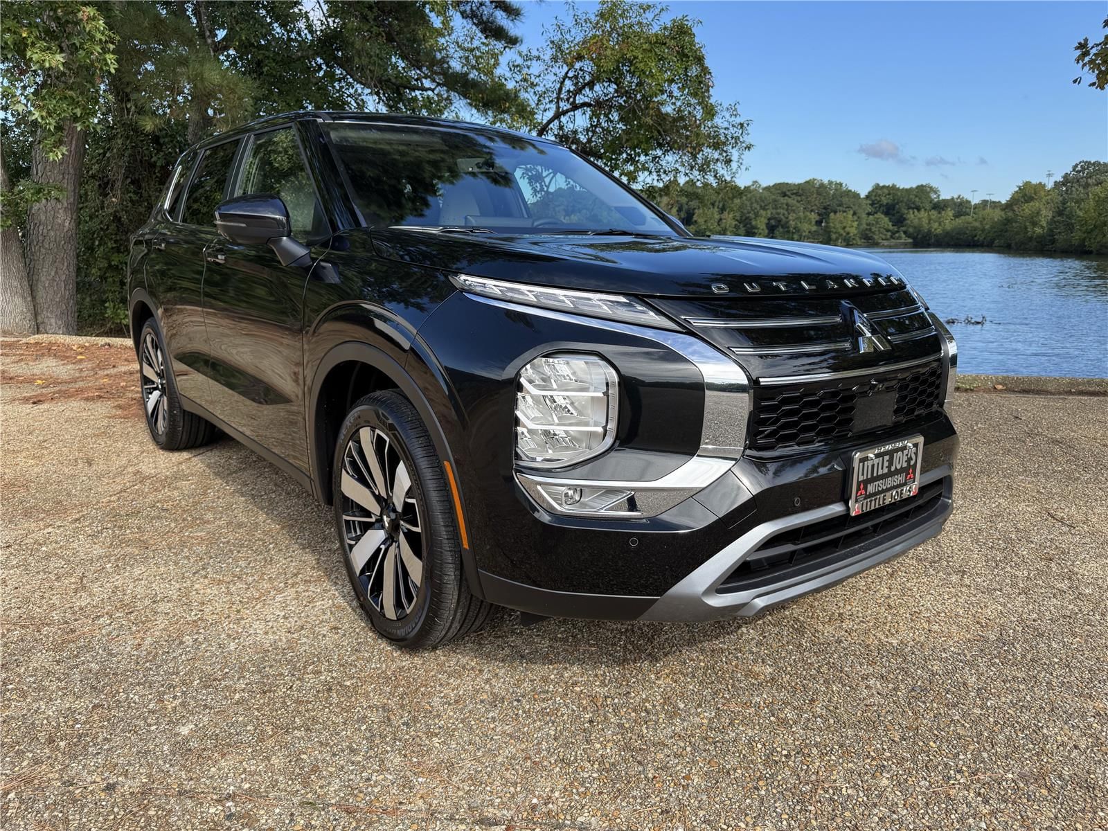 2025 Mitsubishi Outlander SE's photo