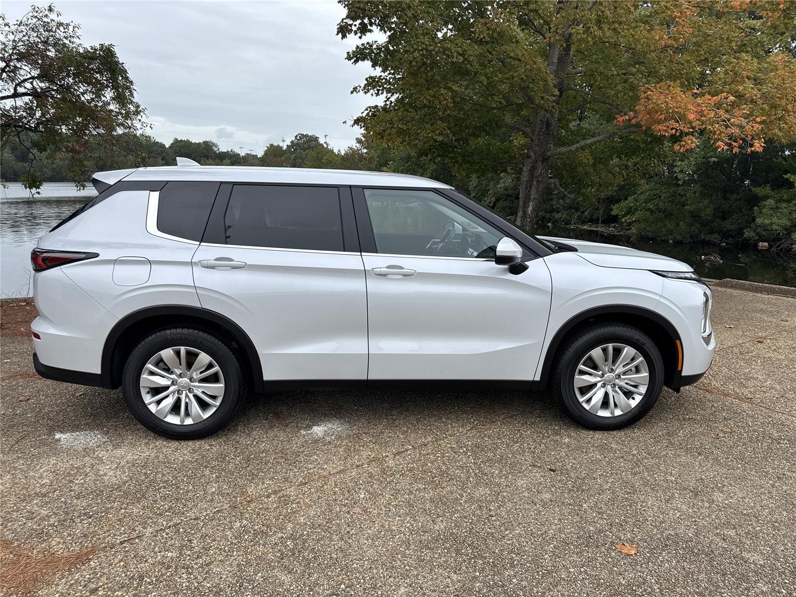 2025 Mitsubishi Outlander ES