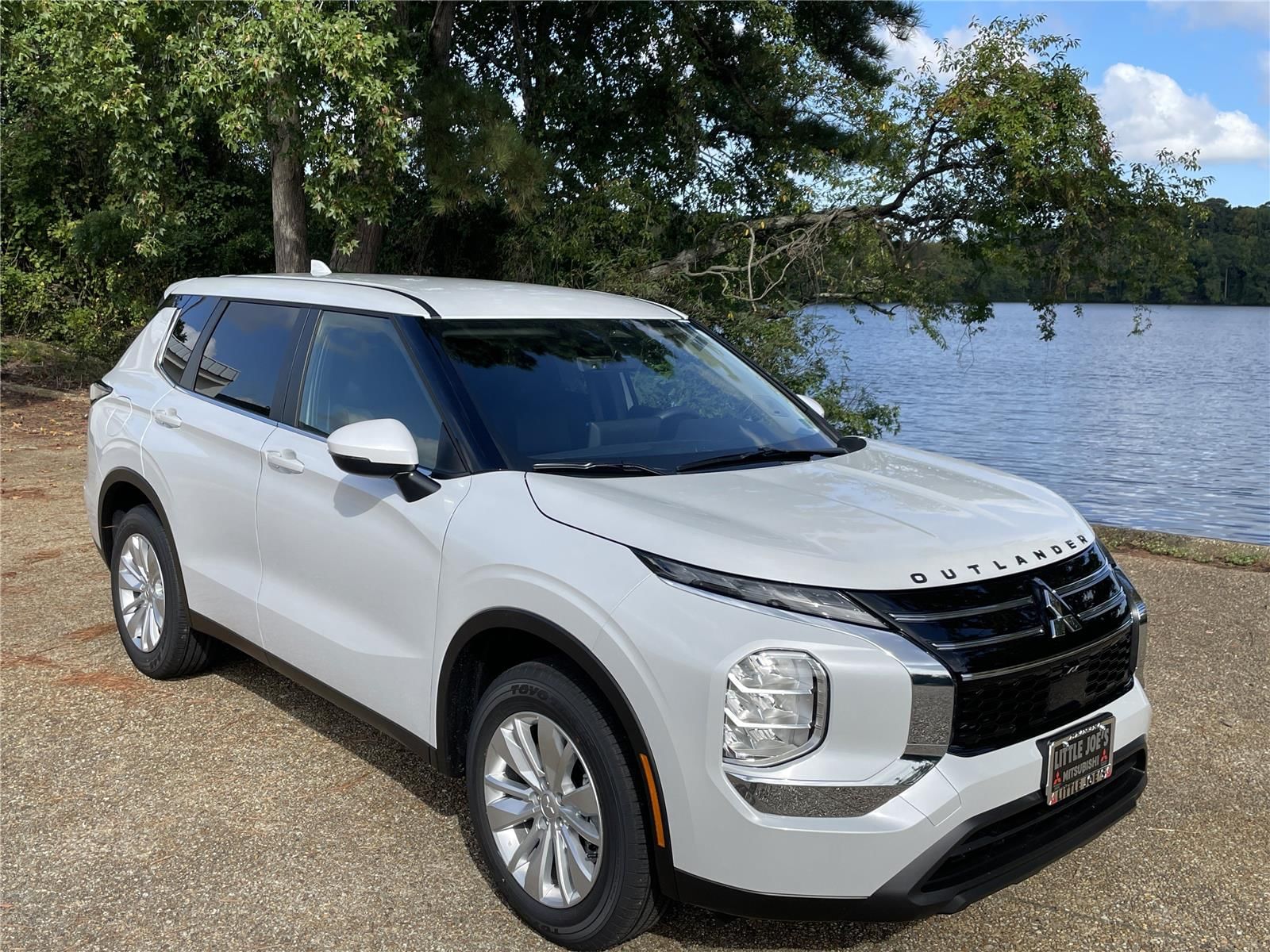 2025 Mitsubishi Outlander ES's photo