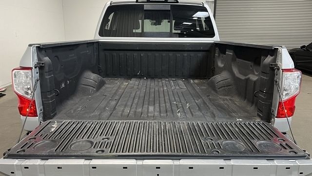 2017 Nissan Titan PRO-4X photo 10