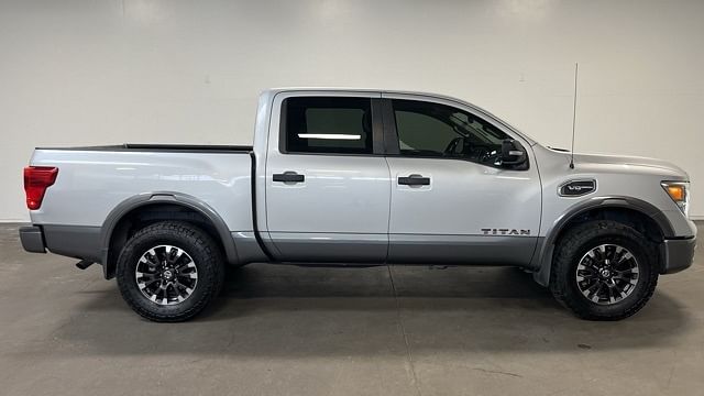 2017 Nissan Titan PRO-4X photo 2