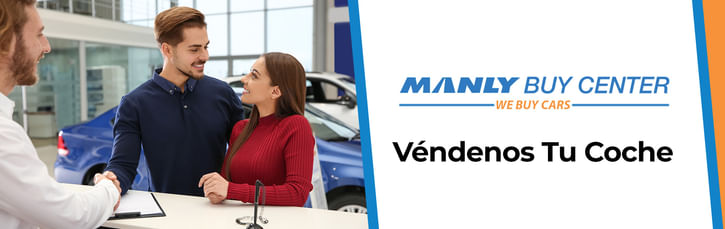 A la izquierda, un vendedor da la mano a un kiltman que mira a una mujer con jersey rojo. Coches en el fondo. A la derecha logo manly buy center we buy cars, debajo texto negro sell us your vehicle sobre fondo blanco
